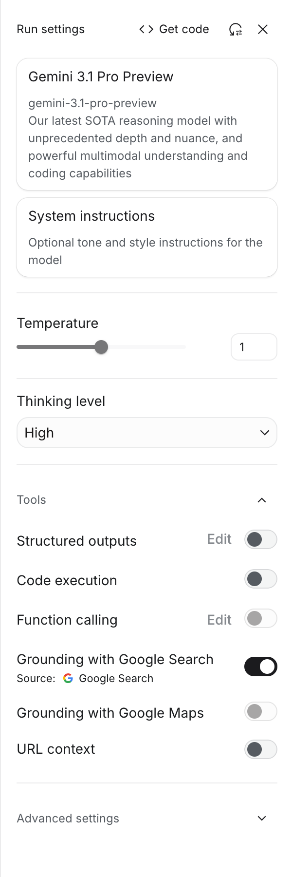 구글 AI 스튜디오 Run settings 패널. System instructions, Temperature, Thinking level, Structured outputs, 그라운딩 설정이 세로로 놓여 있다